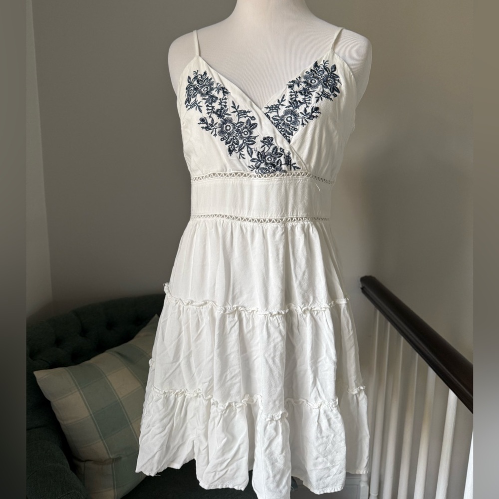 White embroidered floral dress with adjustable straps
Size M